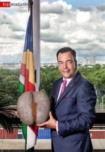Honorarkonsul Max Hunzinger mit einem Samen der Coco de Mer