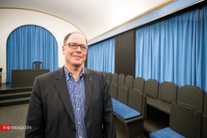 Altstuhlmeister Rolf Keil im Tempel der Loge 'Lessing'