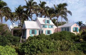Wohnen in der Villa Kunterbunt. Auf den Bahamas ist der bunte Anstrich der Häuser Gesetz.