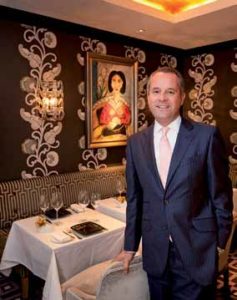 St. James’s-Direktor Henrik Muehle im Seven Park Place vor einem seiner Lieblingsgemälde. Im gesamten Haus kann man Kunst aus der privaten Rosenstein-Sammlung bewundern