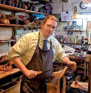 Seit 1829 scheint sich bei John Lobb nichts verändert zu haben. Schuhmacher Steven Lowe führt Interessierte gerne durch die Werkstatt, wo auch die Leisten der königlichen Familie lagern. Seit 1829 scheint sich bei John Lobb nichts verändert zu haben. Schuhmacher Steven Lowe führt Interessierte gerne durch die Werkstatt, wo auch die Leisten der königlichen Familie lagern.