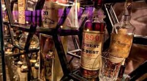 Sal’s Leidenschaft: In der Vitrine am Eingang zur Bar zeigt der Sammler von Vintage-Spirituosen seine Schätze. Wert: rund 1 Millionen Pfund.