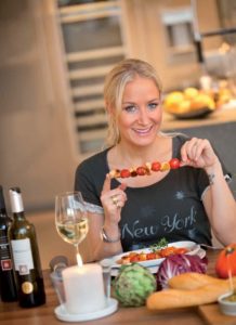 Janine Kunze kocht bei Prominente am Herd für Top Magazin Frankfurt