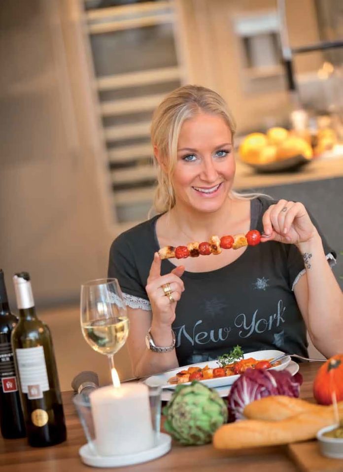 Janine Kunze kocht bei Prominente am Herd für TOP Magazin Frankfurt