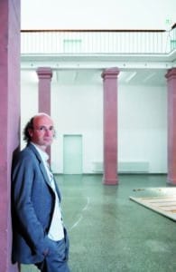 TOP_Magazin_ART_Künstler_Macher_Herbst_2012_2 Rektor Nikolaus Hirsch im Lichthof der Städelschule