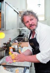 TOP_Magazin_Promikochen_Herbst_2012_2 Mengenangaben? Fehlanzeige! Ein Rehberger macht Schupfnudeln aus dem Effeff.