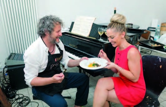 Kunstvoller kann man kaum speisen! Tobias Rehberger und Top Magazin Chefredakteurin Natalie Rosini lassen sich die Vorspeise am Flügel schmecken. Kunstvoller kann man kaum speisen! Tobias Rehberger und Top Magazin Chefredakteurin Natalie Rosini lassen sich die Vorspeise am Flügel schmecken.