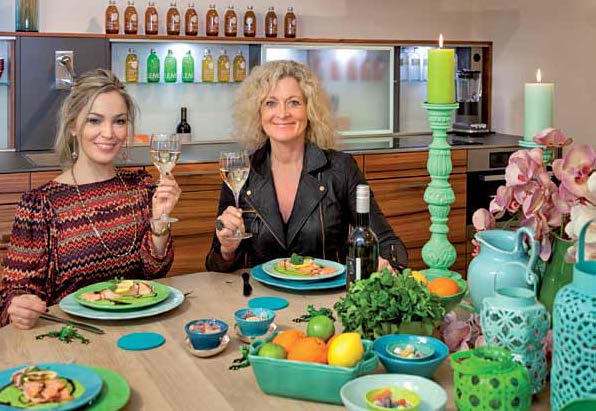 TOP_Magazin_Gourmet_Promi_Kochen_Susanne_Fröhlich_Frühjahr_2012_5 Susanne Fröhlich mit Top Magazin Chefredakteurin Natalie Rosini nach getaner Arbeit.
