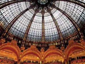 Erkannt? Luxuskenner wissen natürlich, dass es sich bei dieser Jugendstilkuppel um den wohl berühmtesten Shoppingtempel der Welt handelt: die Galeries Lafayette in Paris Erkannt? Luxuskenner wissen natürlich, dass es sich bei dieser Jugendstilkuppel um den wohl berühmtesten Shoppingtempel der Welt handelt: die Galeries Lafayette in Paris