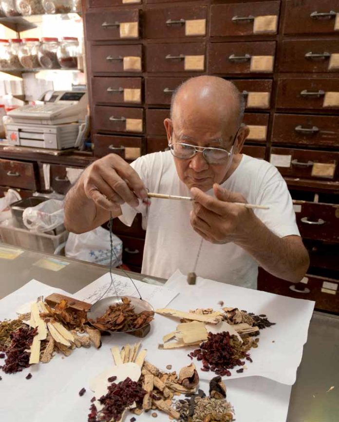 Hier ist alles traditionell (bis auf die Registrierkasse): chinesische Apotheke in Singapur.