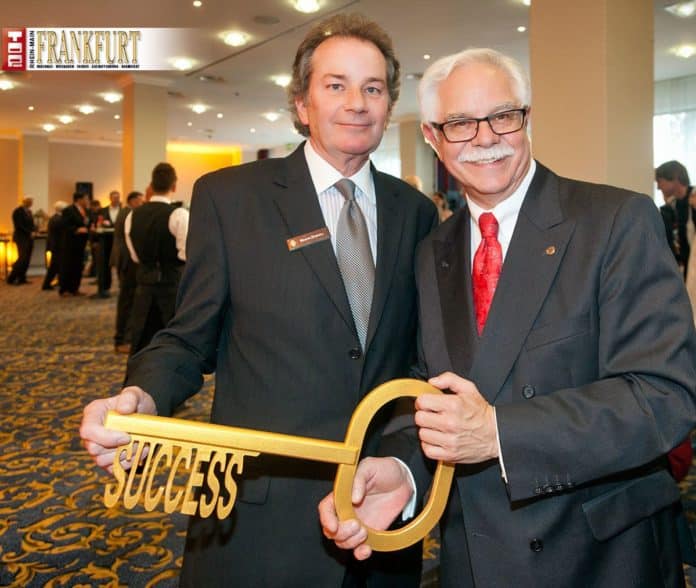 Thomas R. Hilberath übergab den „Key to Success“ an seinen Nachfolger Martin Driskell