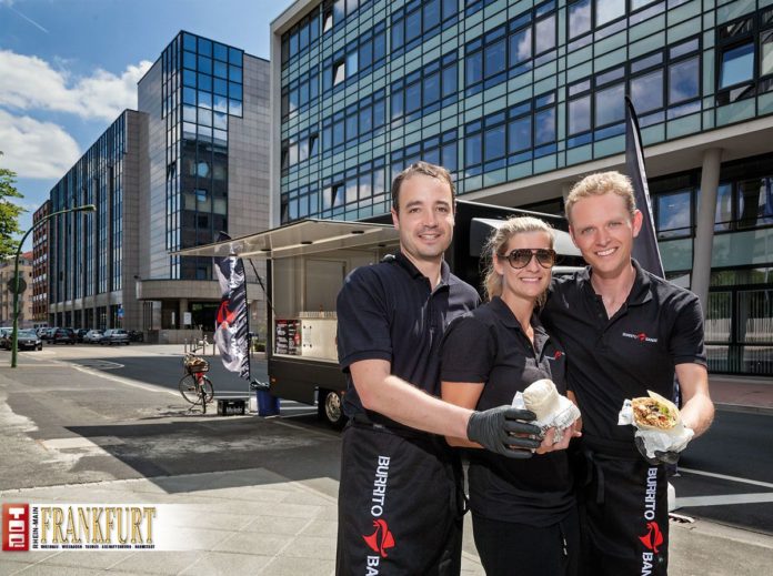 Oliver Meiser und Jan Dinter mit ihrer Stammkundin Jutta König