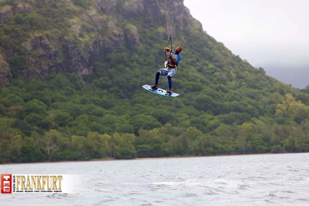Kite Surfen am Le Morne Beach vor dem mächtigen Felsen Le Brabant