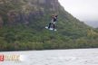 Kite Surfen am Le Morne Beach vor dem mächtigen Felsen Le Brabant