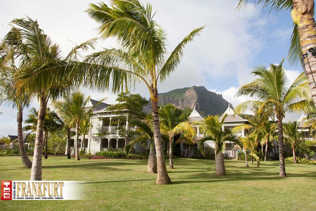 Nur ein paar Schritte über das Grün und man ist an einem der schönsten Strände von Mauritius.