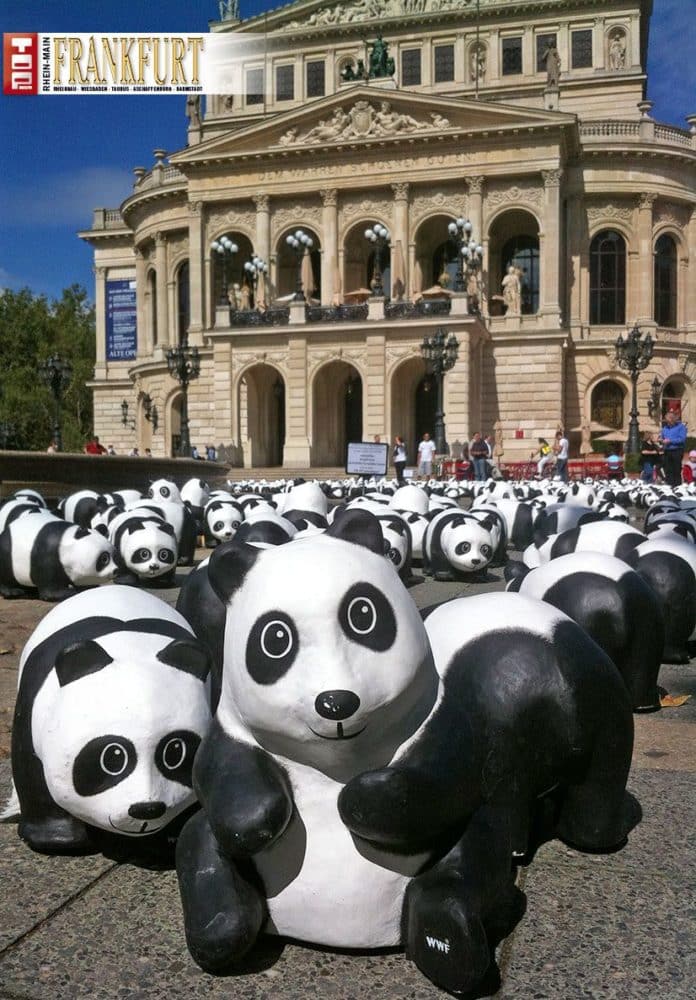 1600 Pandas auf dem Opernplatz in Frankfurt