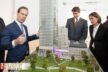 Florian Reiff Geschäftsführer Deutschland von Tishman Speyer am Modell mit Stefan Quandt und Susanne Gaensheimer