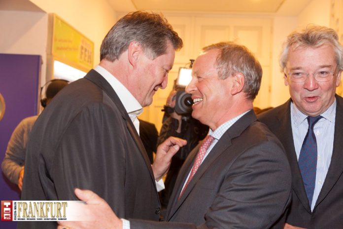 Gastgeber Johnny Klinke begrüßt Udo Corts und Michael Hocks