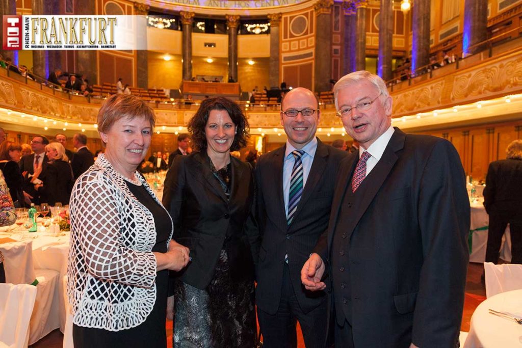 Anke Koch mit Ehepaar Laura und Dr. Martin Deckert (UBS) und Gatte Roland Koch (Bilfinger)