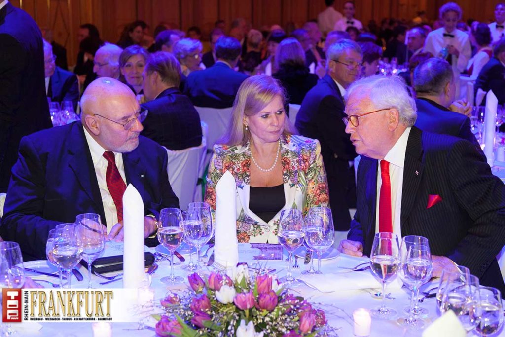 Der Vorsitzende des Rheingau Musik Festivals Claus Wisser mit Geburtstagskind Michael Herrmann und Gattin Ute