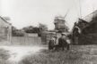 Die historische Aufnahme zeigt zwei Künstler bei der Arbeit im Moulin de la Galette.
