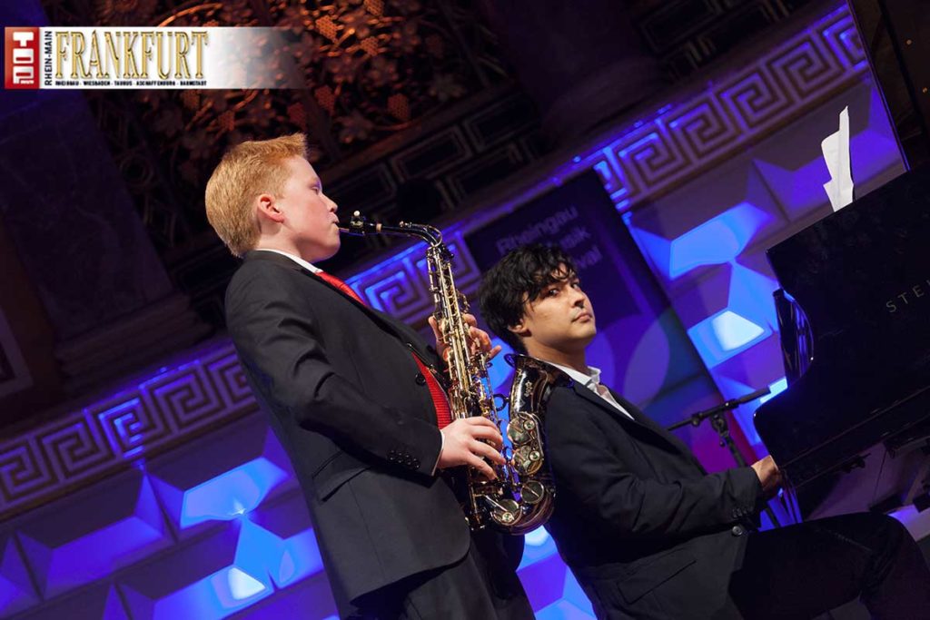 Ein Geburtstagsständchen für den Papa – Zusammen mit dem Starpianisten Christopher Park spielte der jüngste Spross Moritz Herrmann „Zum Geburtstag viel Glück“.