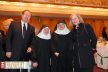 Graf Dr. Karl zu Eltz mit den Schwestern Scholastica und Thekla aus der Abtei St. Hildegard und Gräfin Sophie zu Eltz