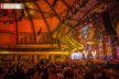 Die Festhalle Halle in buntes Licht getaucht
