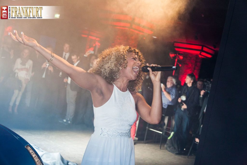 Begleitet von einer Live-Performance wurde der neue Ferrari California T enthüllt.