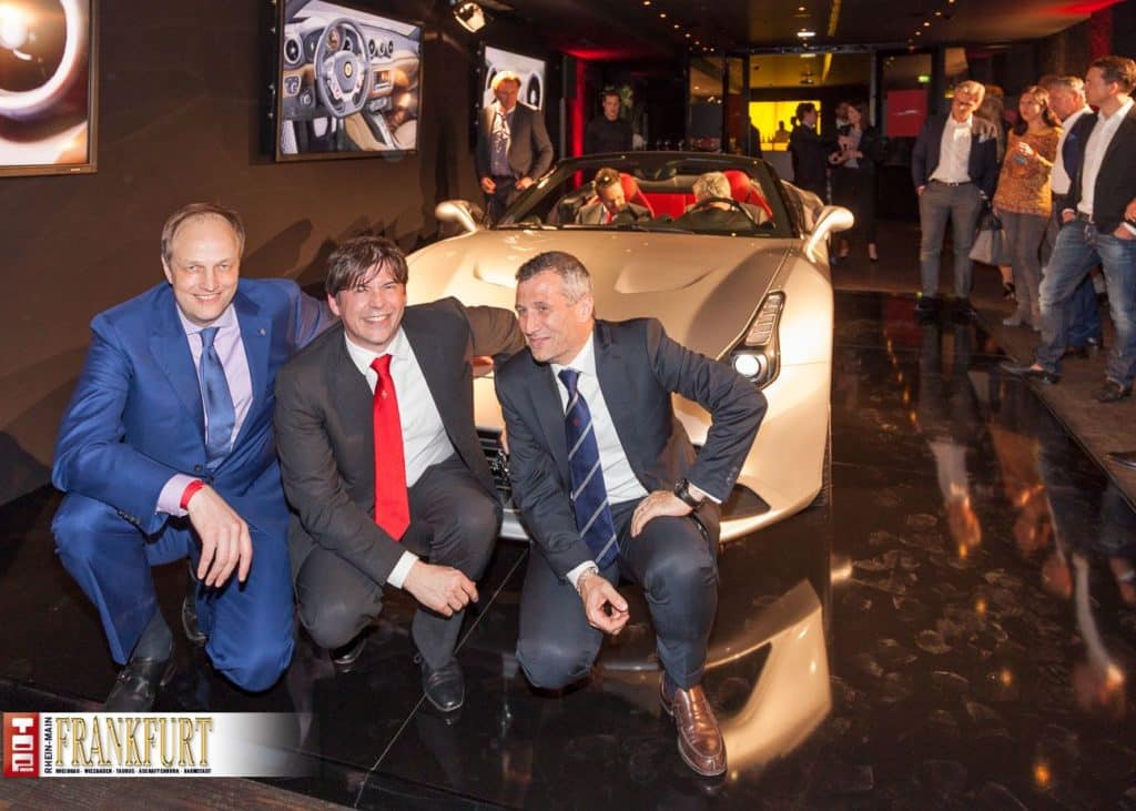 Frank Ulrich (Autohaus Ulrich) mit Francesco Bianchi (Ferrari EMEA) und Andrea Modena (Ferrari After Sales-Chef)