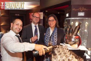 Eingeschenkt - Barkeeper Sami serviert Royal Dragon Vodka an Jörg Gelsheimer (Frankfurter Sparkasse 1822) und Gattin Martina