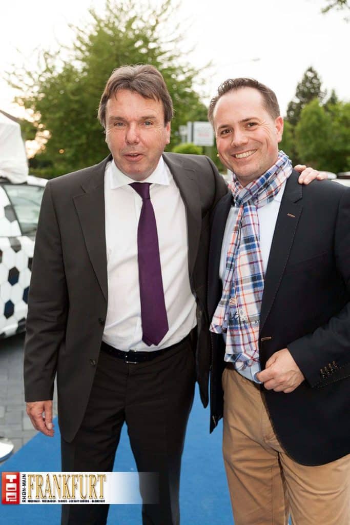 Freuen sich über den gelungenen Abend in Hanau - Heribert Bruchhagen mit dem VW Vertriebsleiter Max Wolf