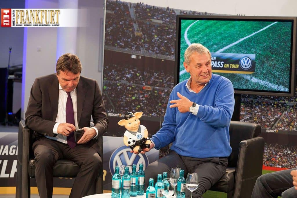 Für Heribert Bruchhagen wurden im Laufe des Abends 20 Euro in das Phrasenschwein fällig.