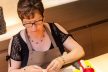 Patricia Lamass aus dem Atelier Frankreich fertigt den Griff der exklusiven „Lockit“ Tasche in Handarbeit.