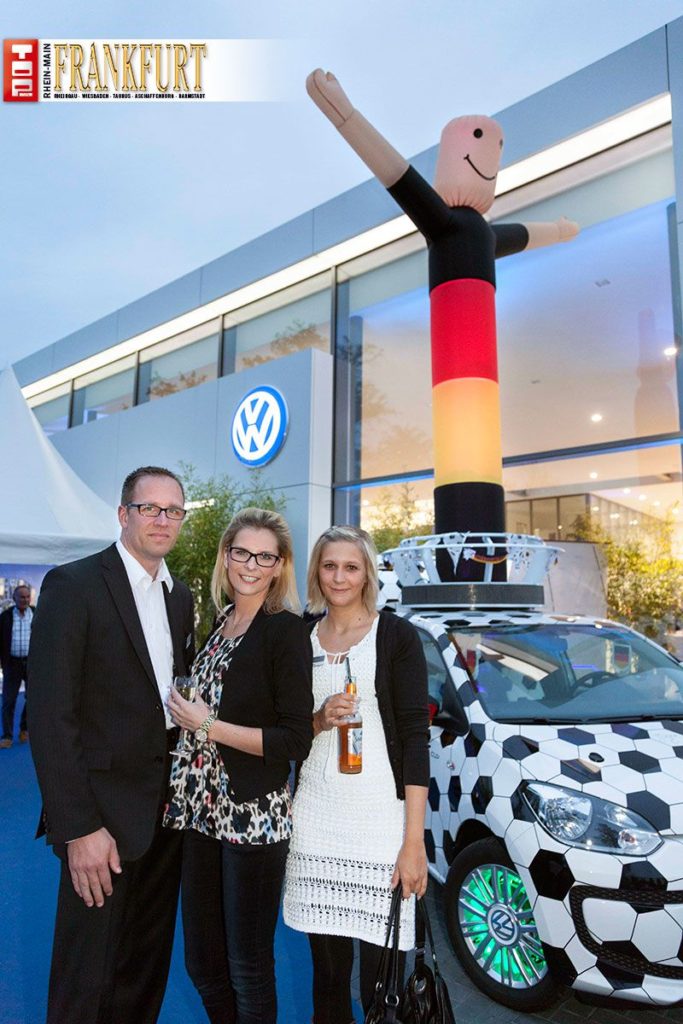 Tobias Herr mit Eveline Krompiewski und Daniela Komo vor einem weiteren Fanauto 2014