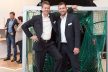 Verkaufsleiter VW Hanau Matthias Ströbel mit Bastian Dhonau VW Frankfurt beim Wettkicken.