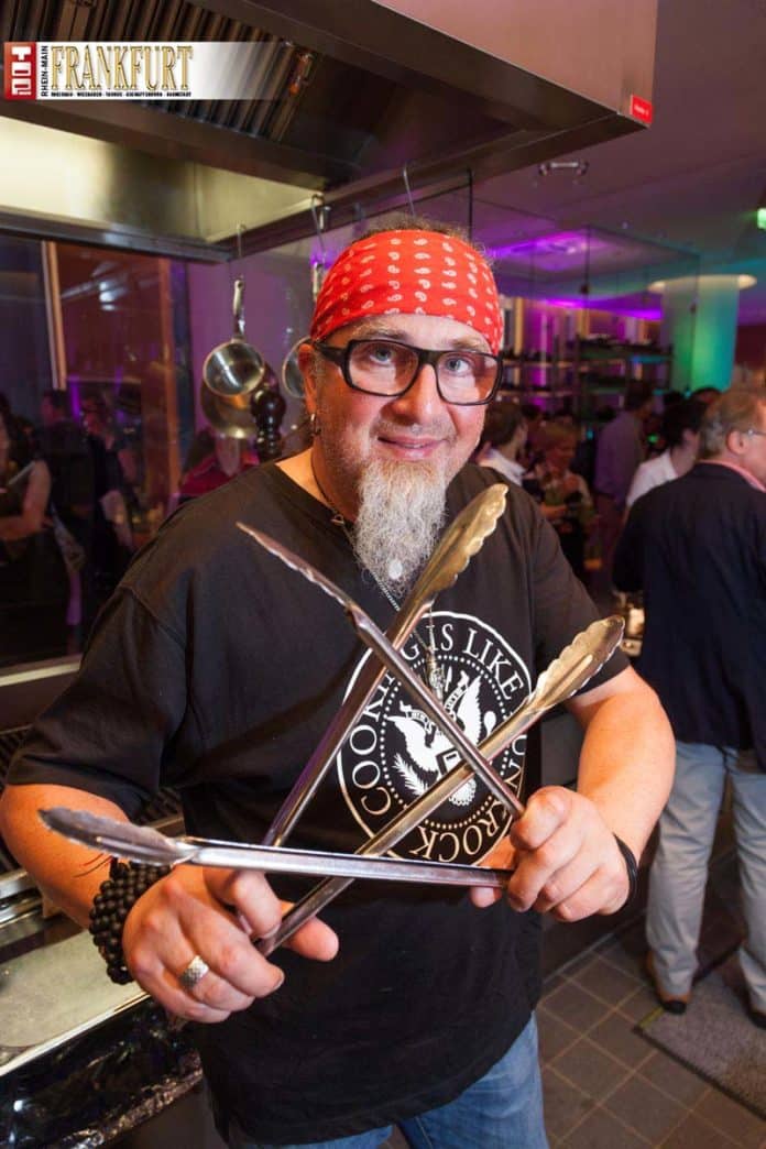 Der Vater der Jungen Wilden, Kitchenrocker Stefan Marquard, wetzt das Grillbesteck.