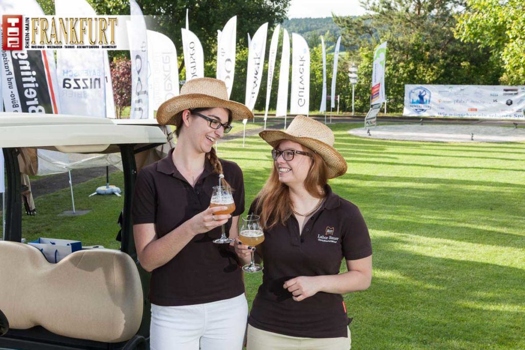 Die fleißigen Helfer Vanessa Großheim und Lucienne Bauer gönnen sich eine Pause.