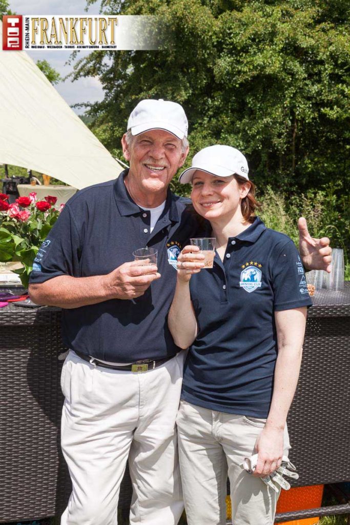 Ein Prosit auf den nächsten Abschlag - Herrengolf Kapitän Hans Ulrich-Alff mit Julia Fünderich
