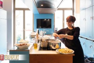 Eva Kösling bereitet in der Küche des Lindenbergs das leckere „Frühstücksmittagessen“ zu.