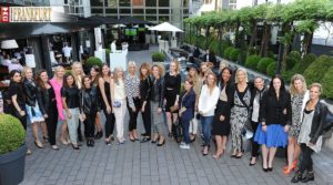 Gruppenfoto mit Eva Padberg und den Chic Trip Gewinnerinnen im Roomers Patio