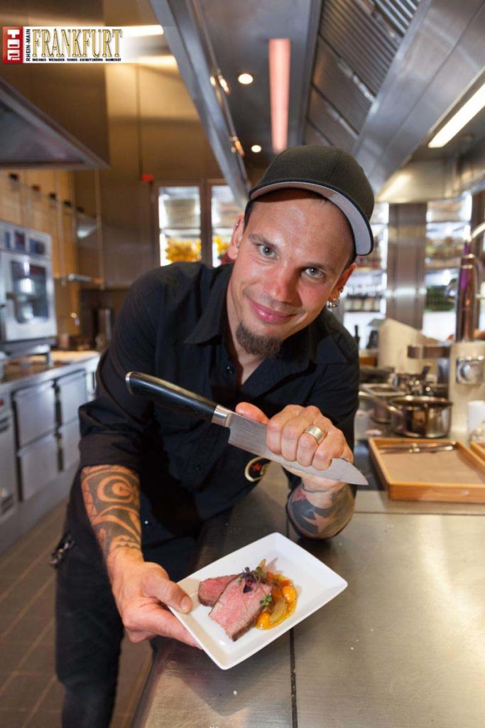 Hardcorekoch Bernd Arold kreiert Ibérico Presa mit geräucherter Tomate, Physalis, Jakobsmuschel und Vanille.