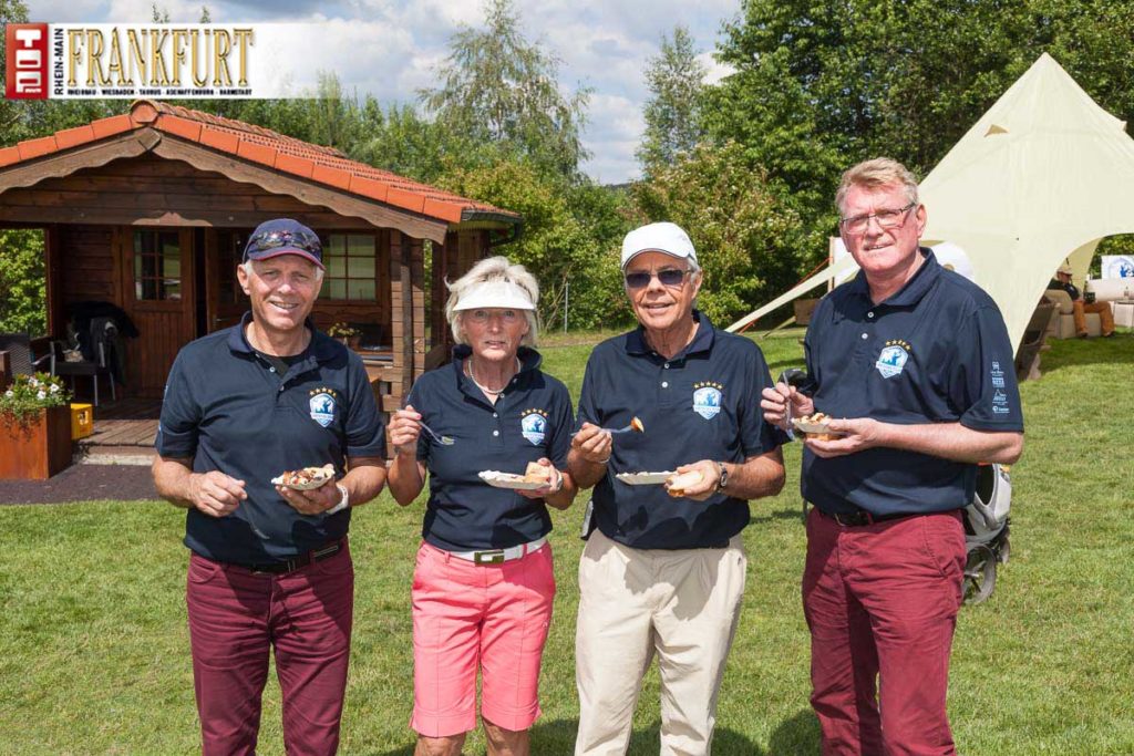Kurze Stärkung mit Grillwürstchen - Ricardo Aerne, Renate Frickinger, Uwe Frey und Dr. Otto Bovenderd