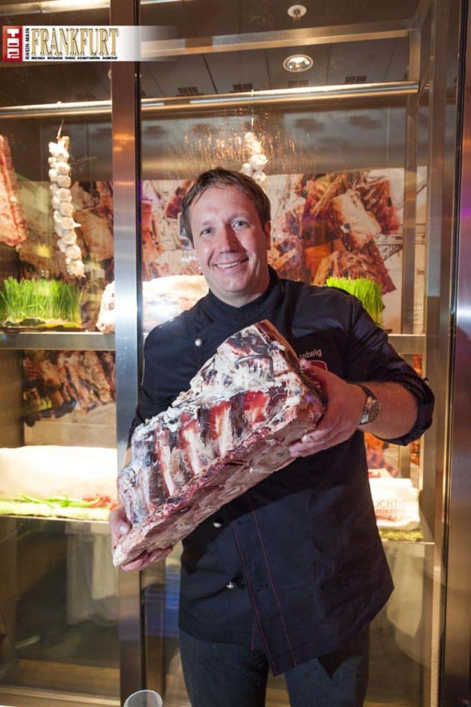 Metzgermeister Dirk Ludwig (Der Ludwig) mit einem gut gereiften Rinderrücken vor der Reifekammer