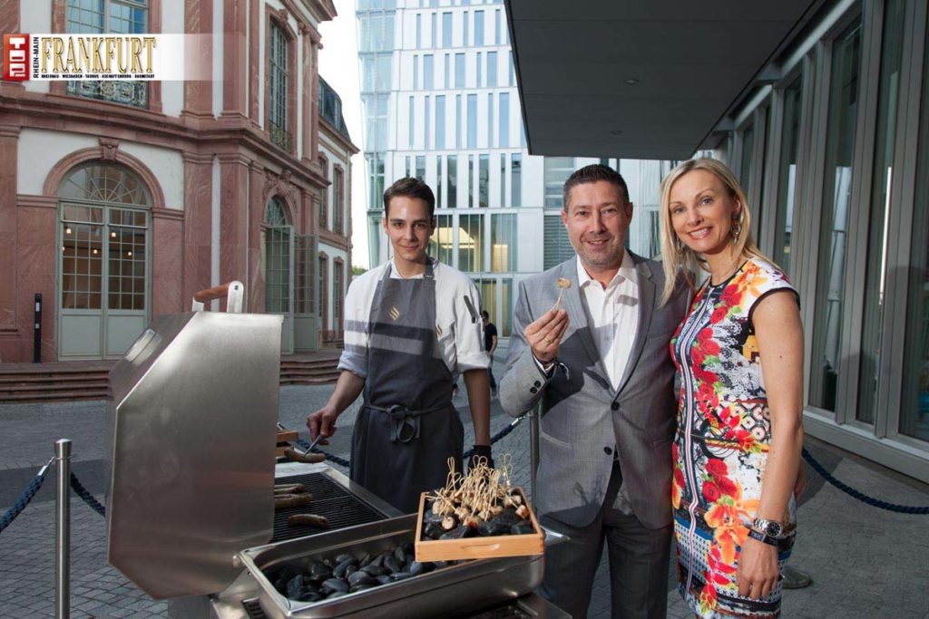 Philipp Schnepper serviert Let‘s Dance-Juror Joachim Llambi und seiner Frau Ilona feinste Bratwurst mit Apfelwein der Fleischerei Albers aus Düsseldorf.