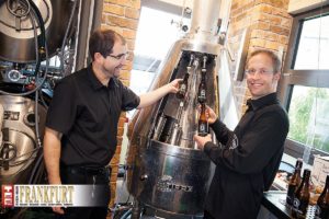 Braumeister Sascha Reifenberg mit Georg-Augustin Schmidt bei der Abfüllung