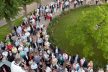 Die Gäste lauschen den Anekdoten der Gastgeber.