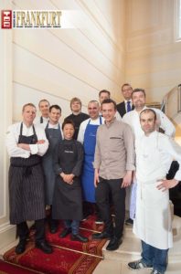Generaldirektor der Villa Rothschild Stefan Massa (hinten) mit den Spitzenköchen des Gourmet-8-Gipfel