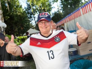 Generalkonsul Kevin Milas im WM-Fieber - Passend zum Anlass trug er ein Deutschland-Trikot mit der Nummer 13.