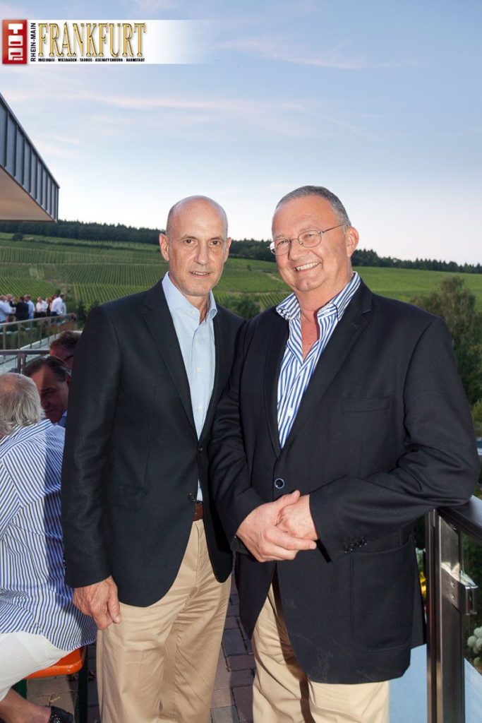 Handchirurg Dr. Jeffry Sheel mit Samsung Deutschland-Chef Hans Wienands